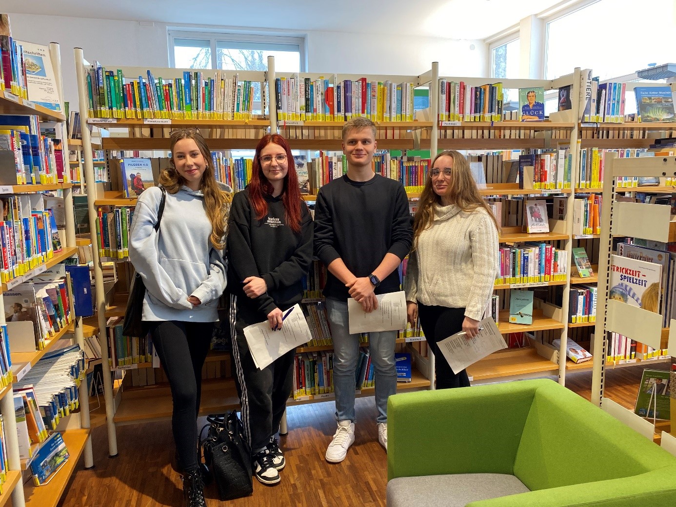 Die Schüler:innen der Vorklasse in der Stadtbücherei Miesbach
