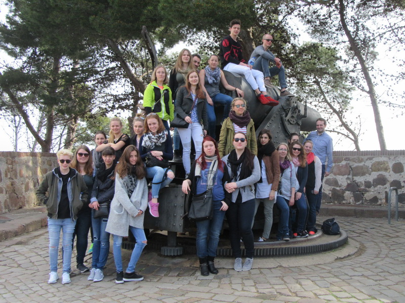 Schüler des BSZ vor dem Castell de Montjuic