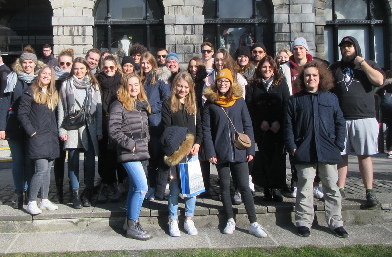 Gruppenfoto vor dem Trinity College