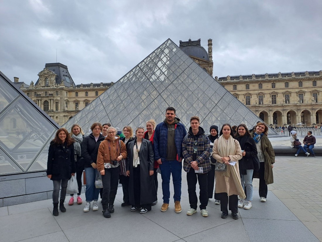 Gemeinsam vor dem Louvre